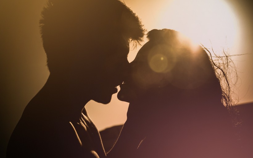 First Date Kiss Pros and Cons